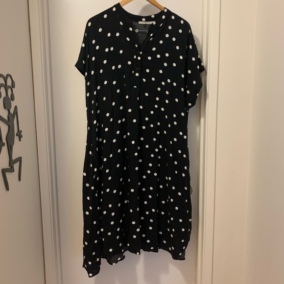 Black dress with white dots, plus size, super comfy, great swing, knee-length - Picture 3 of 4